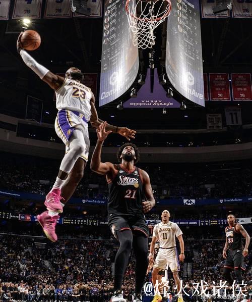 末节12分3助攻！原来不是詹姆斯不行了，而是他在解锁奥运会模式